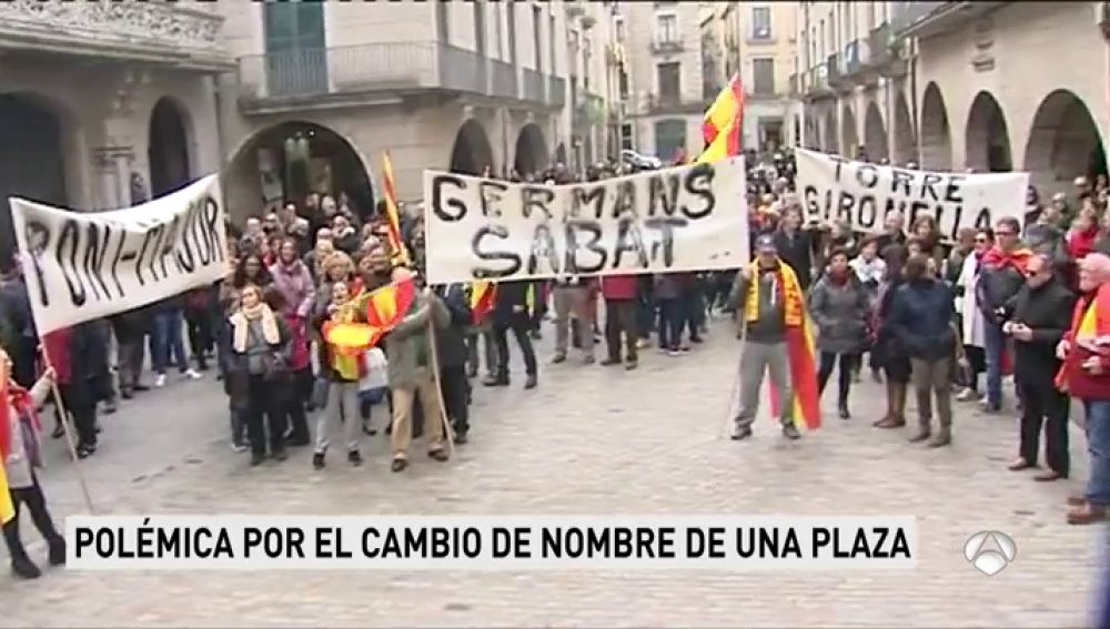 Varios centenares de personas se manifiestan en Girona contra el cambio de nombre de la Plaza de la Constitución
