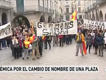 Varios centenares de personas se manifiestan en Girona contra el cambio de nombre de la Plaza de la Constitución Varios centenares de personas se manifiestan en Girona contra el cambio de nombre de la Plaza de la Constitución