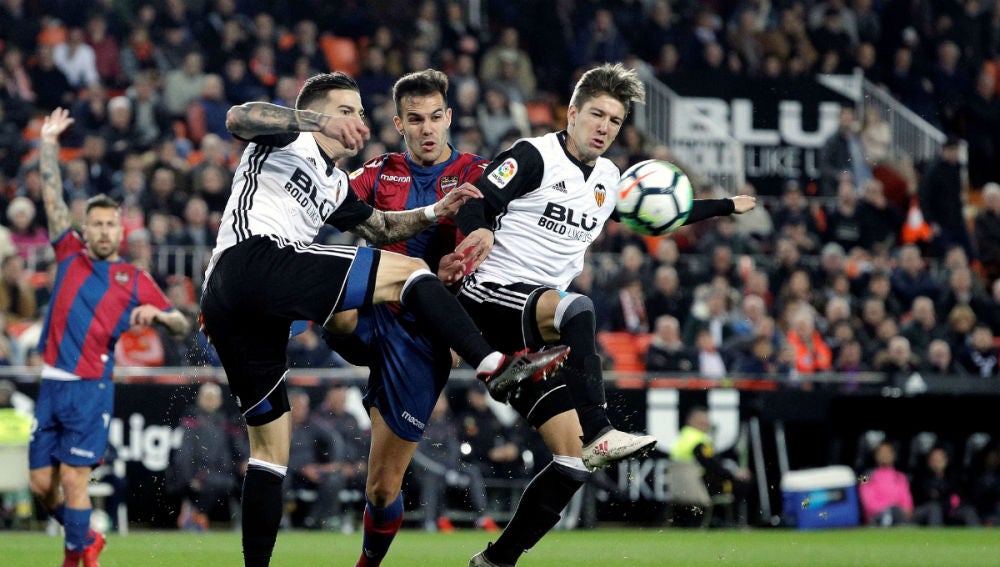 Vietto y Mina disputan la posesión de la pelota