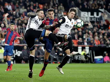 Vietto y Mina disputan la posesión de la pelota Vietto y Mina disputan la posesión de la pelota