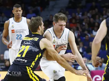 Doncic avanza con el balón ante la defensa de Abromaitis Doncic avanza con el balón ante la defensa de Abromaitis