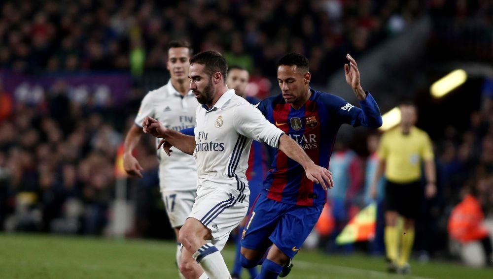 Carvajal y Neymar, durante un Real Madrid - Barcelona