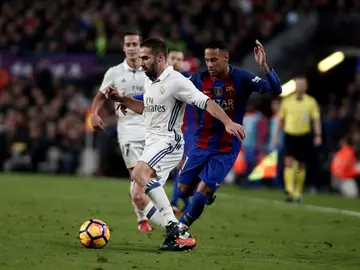 Carvajal y Neymar, durante un Real Madrid - Barcelona Carvajal y Neymar, durante un Real Madrid - Barcelona