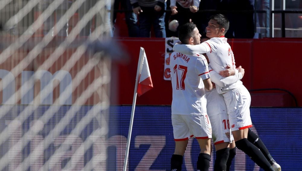 Los jugadores del Sevilla celebran el 1-0 ante el Girona