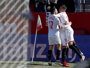 Los jugadores del Sevilla celebran el 1-0 ante el Girona Los jugadores del Sevilla celebran el 1-0 ante el Girona