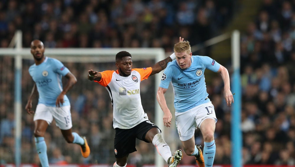 Fred intenta quitarle el balón a De Bruyne