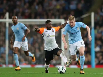 Fred intenta quitarle el balón a De Bruyne Fred intenta quitarle el balón a De Bruyne