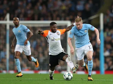 Fred intenta quitarle el balón a De Bruyne Fred intenta quitarle el balón a De Bruyne