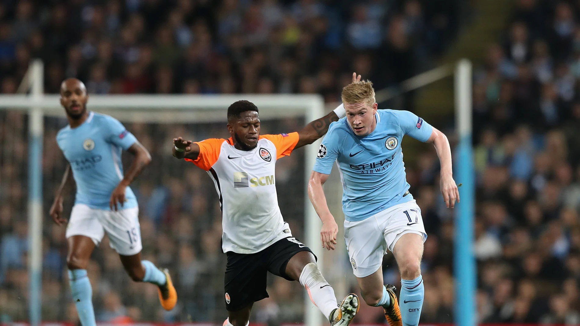 Fred intenta quitarle el balón a De Bruyne Fred intenta quitarle el balón a De Bruyne