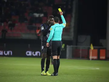Balotelli ve tarjeta amarilla Balotelli ve tarjeta amarilla