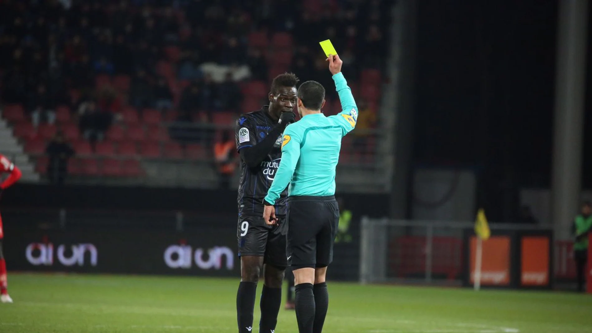 Balotelli ve tarjeta amarilla Balotelli ve tarjeta amarilla