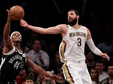Mirotic intenta coger el balón ante Cunningham Mirotic intenta coger el balón ante Cunningham