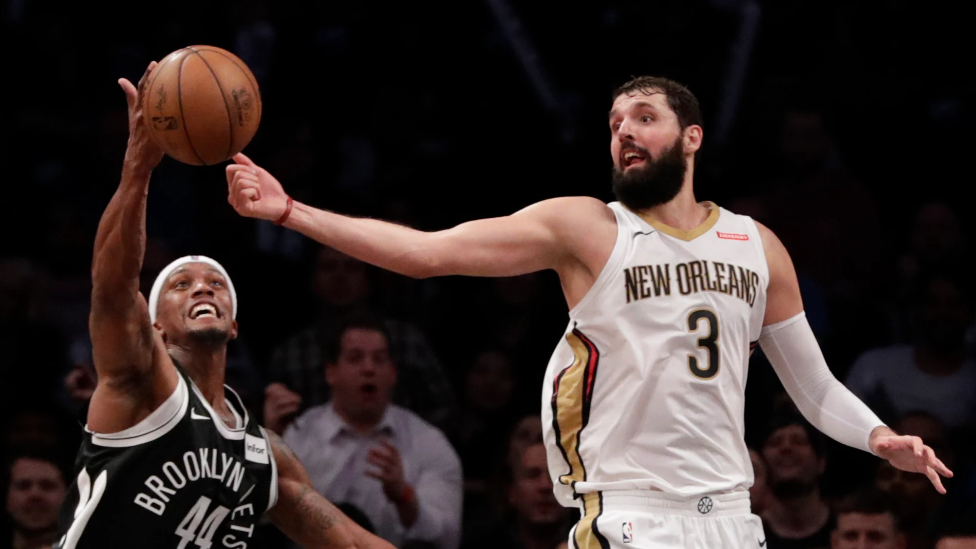 Mirotic intenta coger el balón ante Cunningham Mirotic intenta coger el balón ante Cunningham