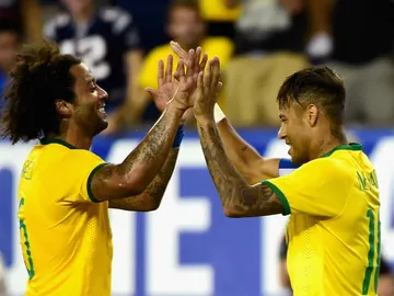 Marcelo y Neymar se felicitan Marcelo y Neymar se felicitan