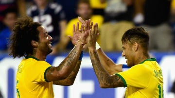Marcelo y Neymar se felicitan