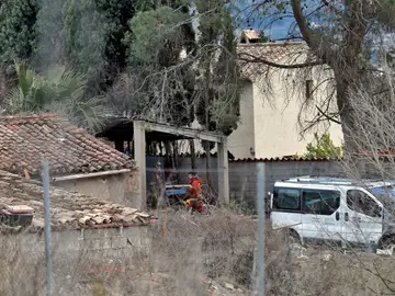 Un bombero trabaja junto a la vivienda en la localidad de valenciana de Ontinyent Un bombero trabaja junto a la vivienda en la localidad de valenciana de Ontinyent