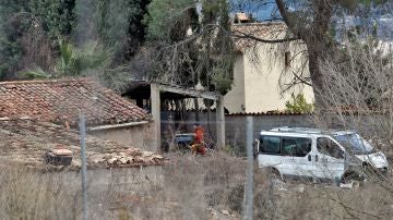Un bombero trabaja junto a la vivienda en la localidad de valenciana de Ontinyent