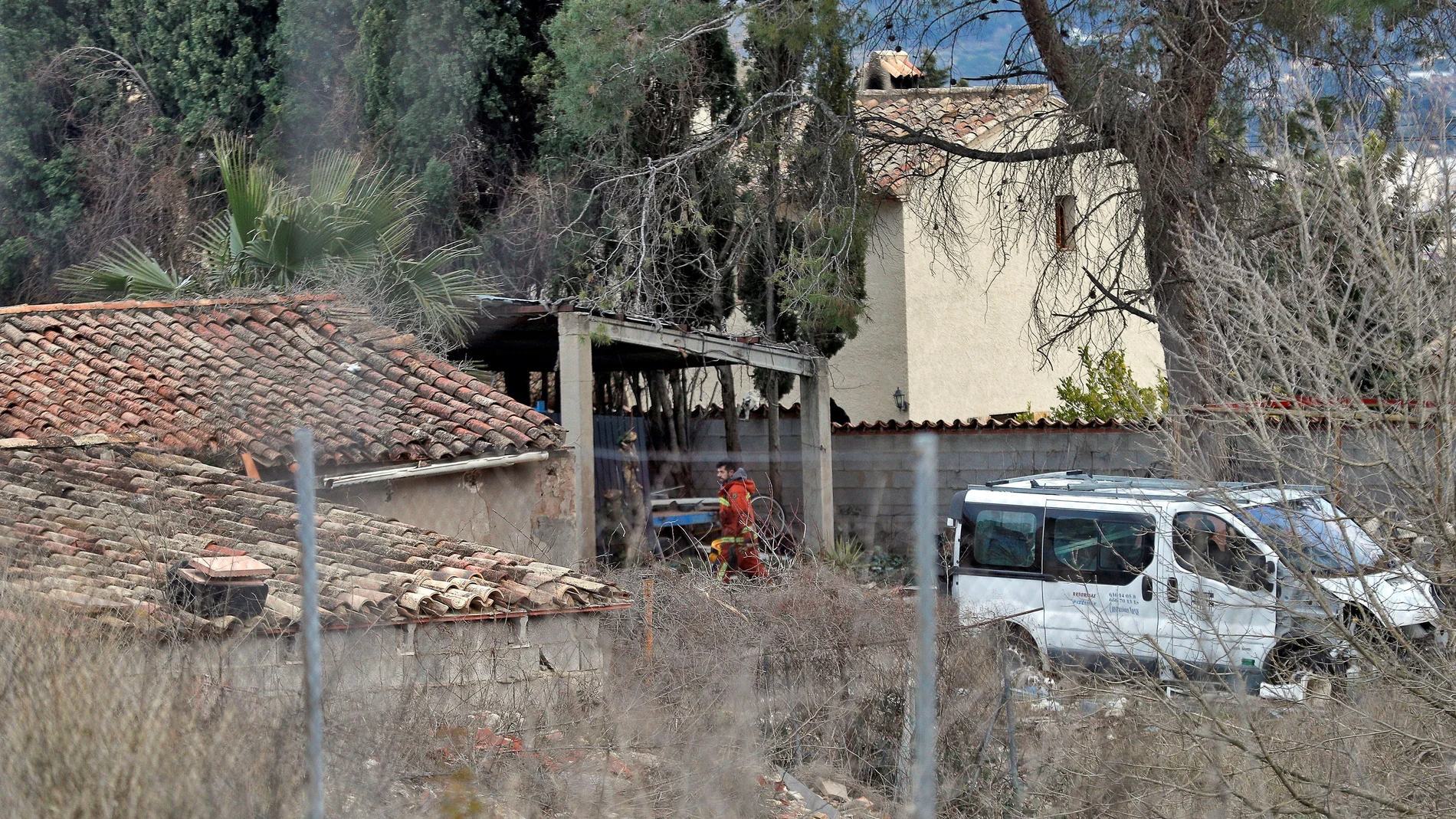 Un bombero trabaja junto a la vivienda en la localidad de valenciana de Ontinyent Un bombero trabaja junto a la vivienda en la localidad de valenciana de Ontinyent