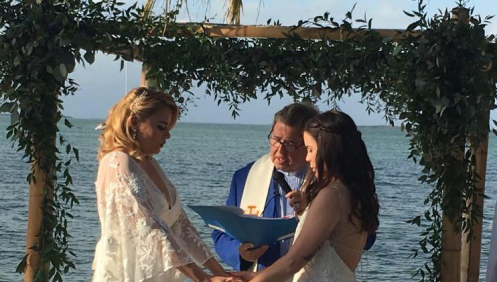 Profesora lesbiana despedida por difundir fotos de su boda