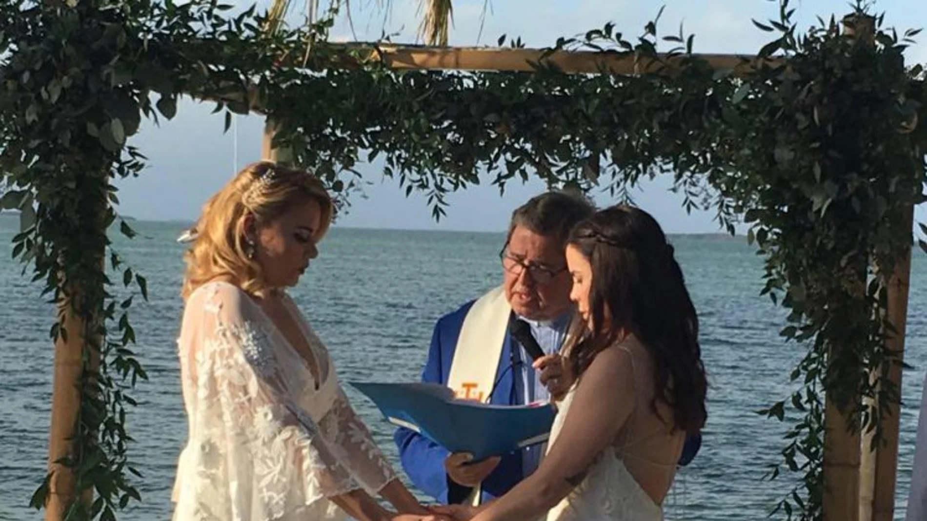 Profesora lesbiana despedida por difundir fotos de su boda Profesora lesbiana despedida por difundir fotos de su boda