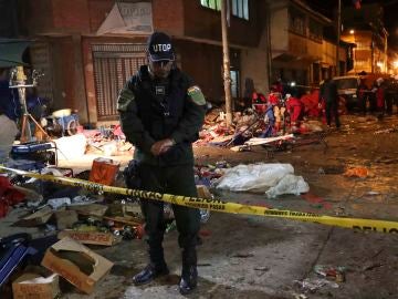 Una unidad de bomberos y miembros de la policía inspeccionan el lugar donde se produjo una explosión en Oruro (Bolivia).