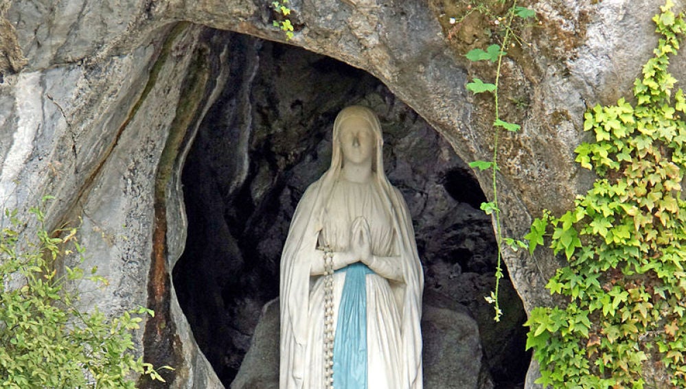 Imagen de Nuestra Señora de Lourdes en la gruta de Massabielle
