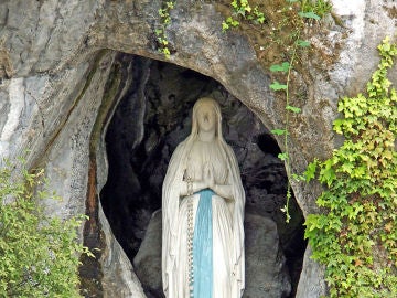 Imagen de Nuestra Señora de Lourdes en la gruta de Massabielle