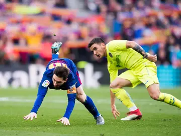 Messi cae al suelo ante el Getafe Messi cae al suelo ante el Getafe