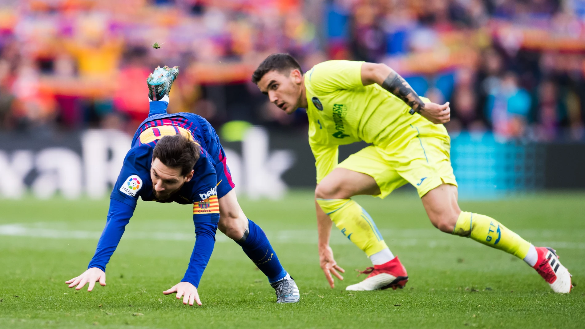 Messi cae al suelo ante el Getafe Messi cae al suelo ante el Getafe
