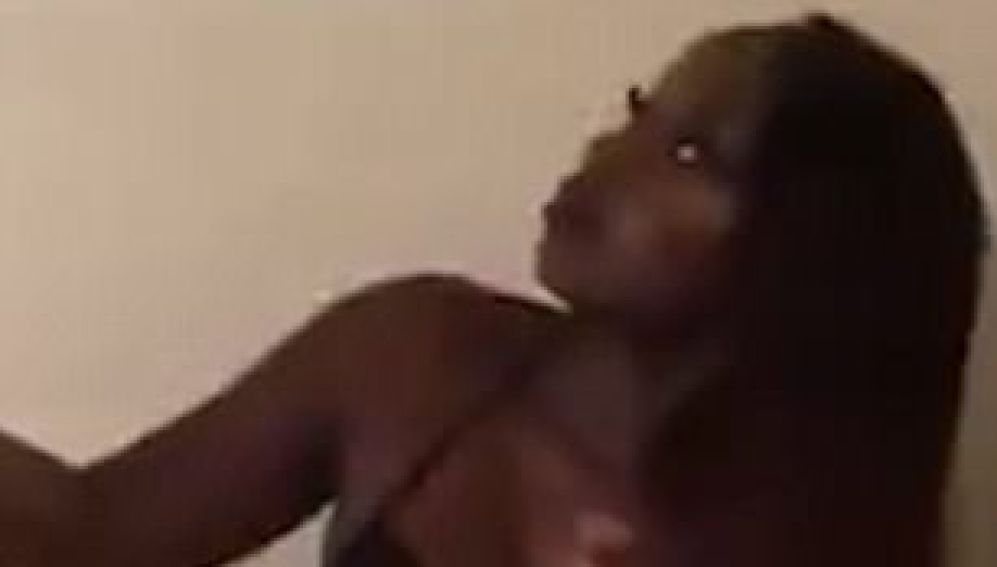 Una joven se hace pasar por muñeca hinchable