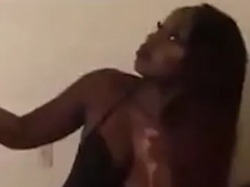 Una joven se hace pasar por muñeca hinchable Una joven se hace pasar por muñeca hinchable