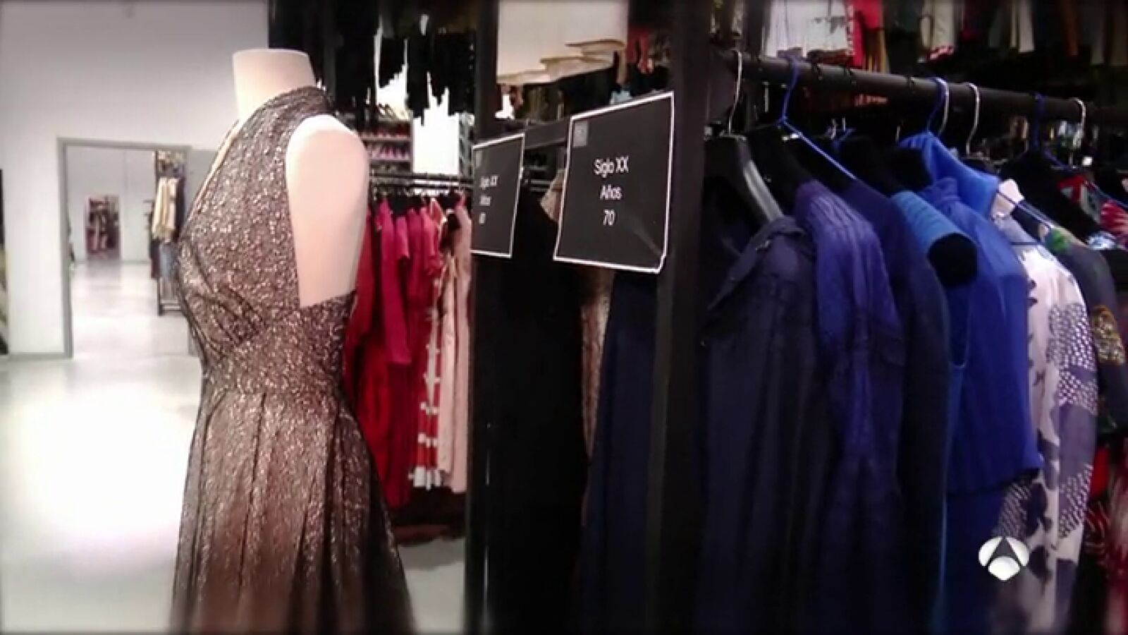 El almacén de vestuario y trajes de época más grande de España alquila ropa por 200 y 300 euros diarios