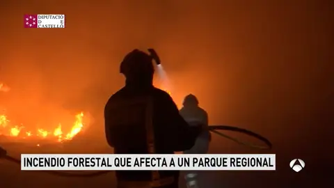 Los bomberos tratan de controlar el incendio declarado en Torreblanca, en Castellón Los bomberos tratan de controlar el incendio declarado en Torreblanca, en Castellón