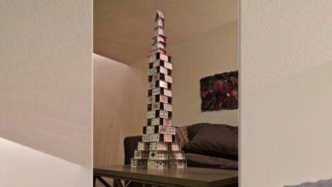 La torre Eiffel con naipes