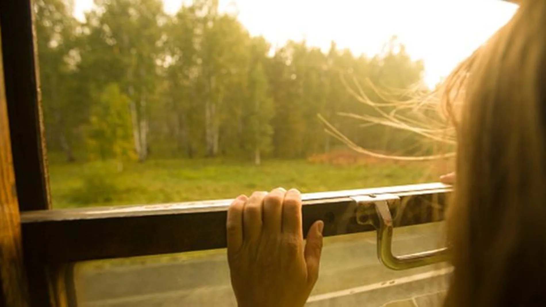 Una niña viajando en tren Una niña viajando en tren