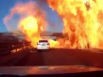 Explosión y fuego en una autopista China Explosión y fuego en una autopista China