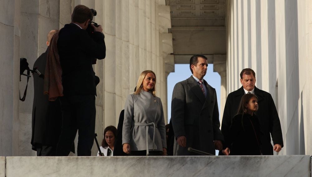 En la imagen, Donald Trump Jr. (2d) y su esposa, Vanessa