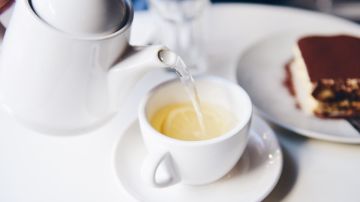 El té demasiado caliente es peligroso para la salud.