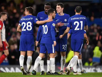Hazard, felicitado por sus compañeros tras marcar un gol Hazard, felicitado por sus compañeros tras marcar un gol