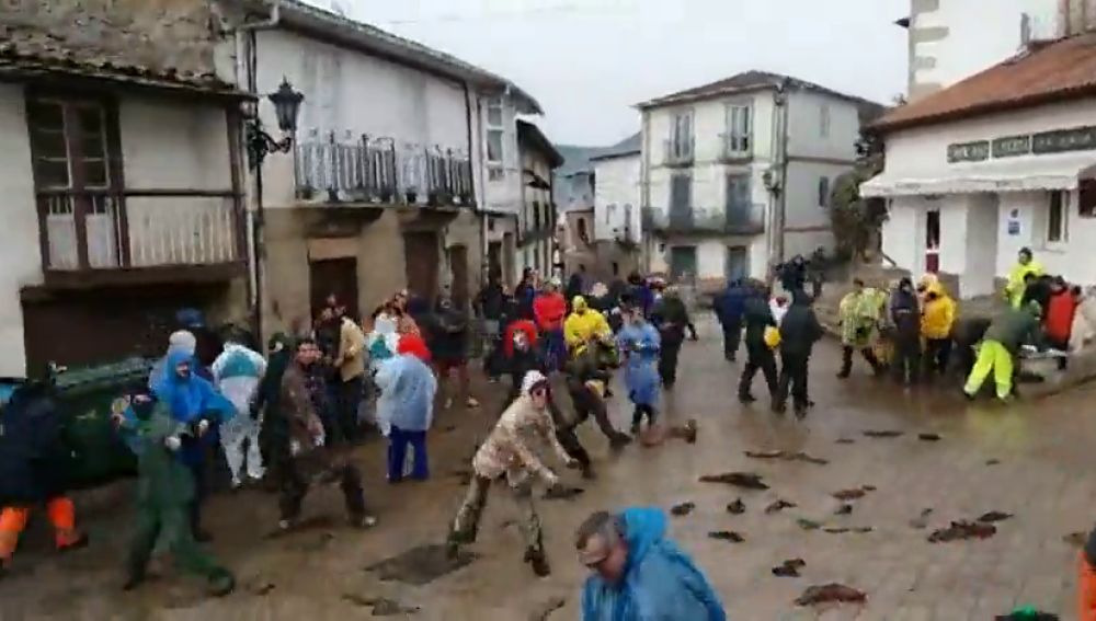 El barro y los trapos, protagonistas del carnaval de Laza (Ourense)