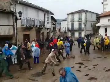 El barro y los trapos, protagonistas del carnaval de Laza (Ourense) El barro y los trapos, protagonistas del carnaval de Laza (Ourense)