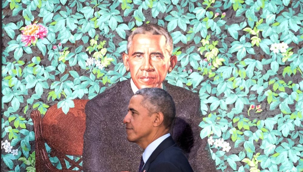Barack Obama junto a su retrato oficial