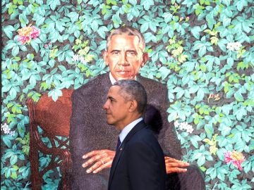 Barack Obama junto a su retrato oficial