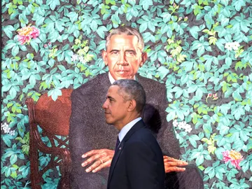 Barack Obama junto a su retrato oficial Barack Obama junto a su retrato oficial