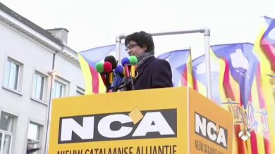 Puigdemont se convierte en una de las estrellas del carnaval en Bélgica