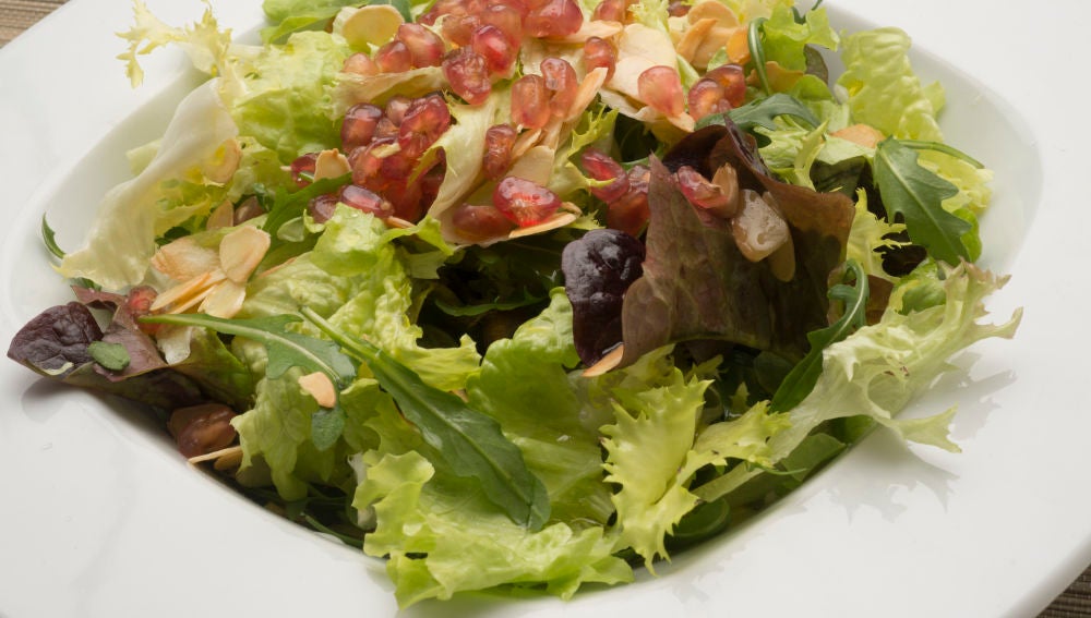Ensalada de lechugas variadas, granada y almendras