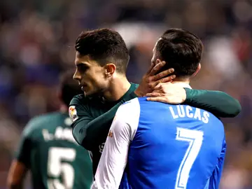 Bartra consuela a Lucas tras una jugada del Deportivo - Betis Bartra consuela a Lucas tras una jugada del Deportivo - Betis