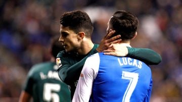 Bartra consuela a Lucas tras una jugada del Deportivo - Betis