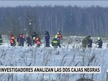 El avión siniestrado en Moscú explotó tras chocar con la tierra El avión siniestrado en Moscú explotó tras chocar con la tierra