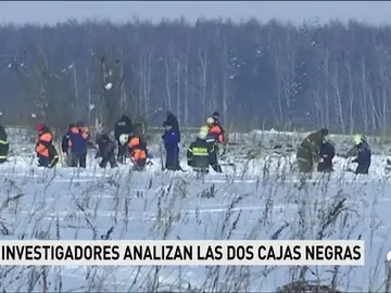 El avión siniestrado en Moscú explotó tras chocar con la tierra El avión siniestrado en Moscú explotó tras chocar con la tierra